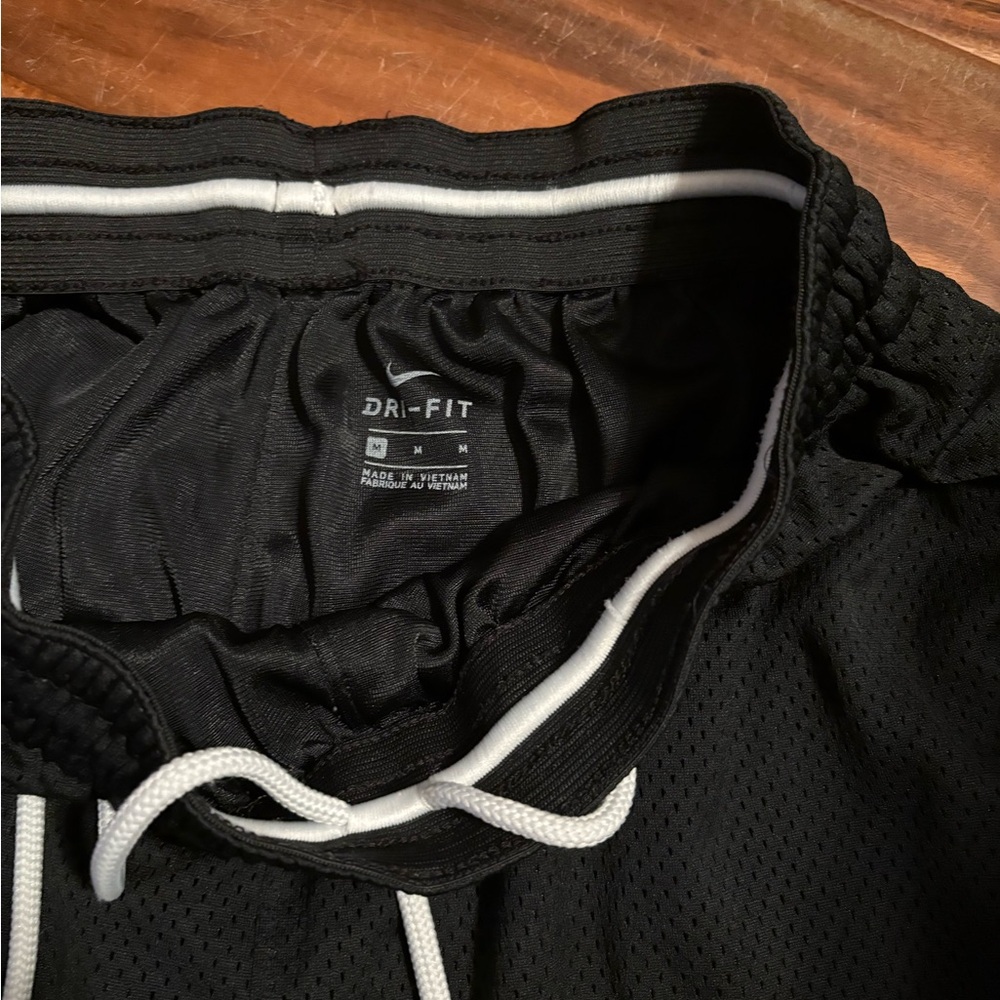 Nike Me Black Athletic Shorts medium  (15)‎ - Picture 3 of 4